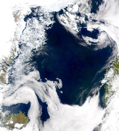 Crédito proporcionado por el Proyecto SeaWiFS, Centro de Vuelo Espacial Goddard de la NASA y ORBIMAGE. Las aguas frías y productivas del Mar de Groenlandia y el Mar de Noruega se revelan en esta imagen de SeaWiFS. de National Aeronautics and Space Administration National Aeronautics and Space Administration